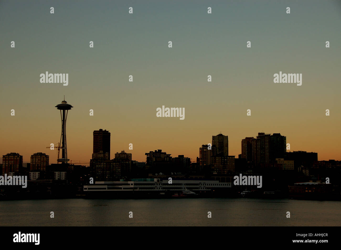 Seattle skyline and Space Needle, at sunset Stock Photo - Alamy