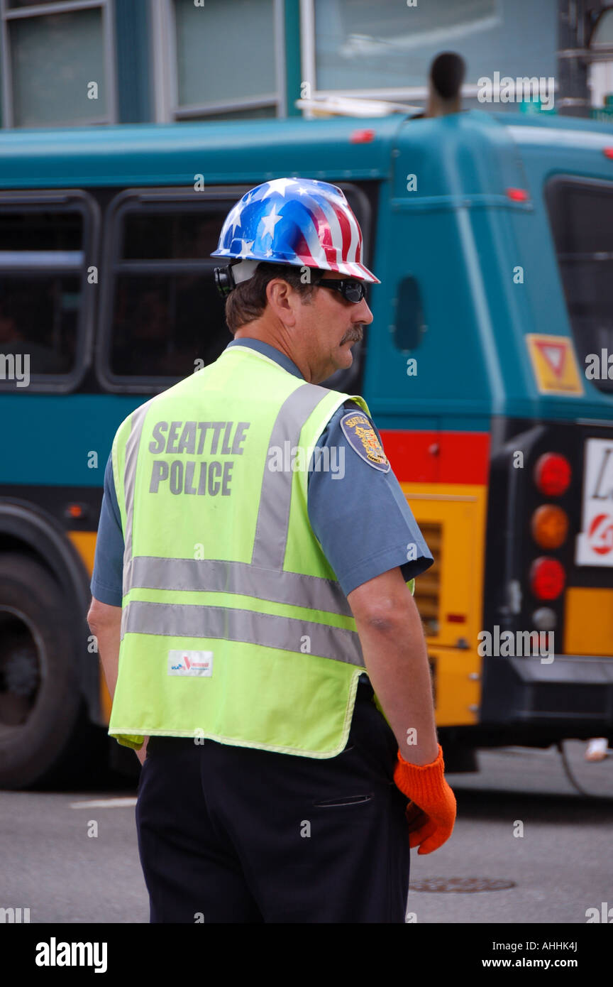 Policeman wearing construction hat in Seattle, USA Stock Photo