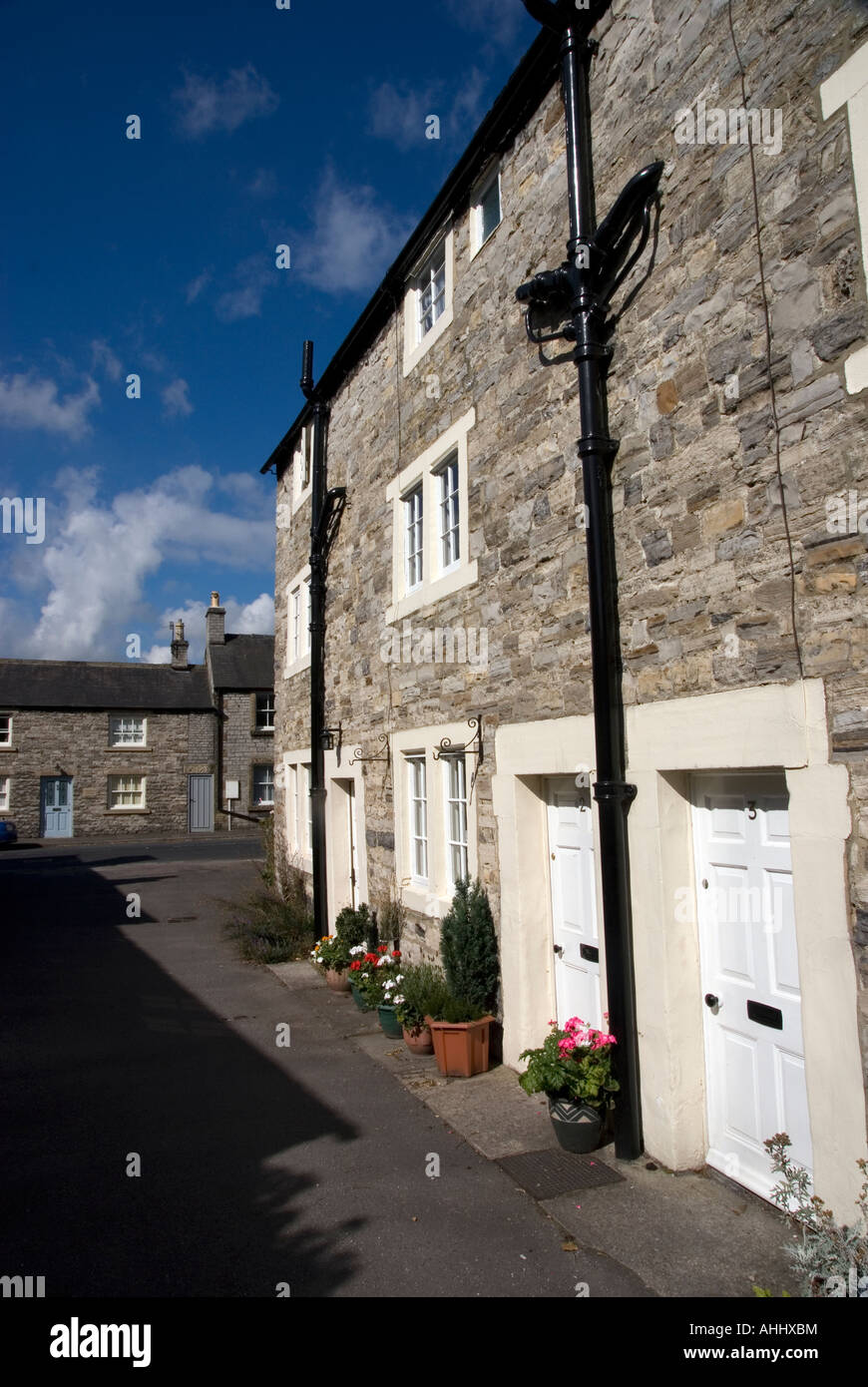 cottages ashford in the water derbyshire Stock Photo Alamy