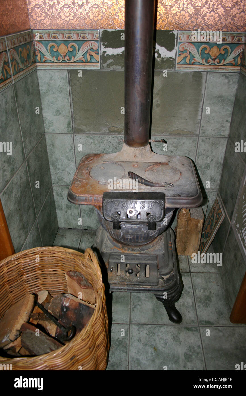https://c8.alamy.com/comp/AHJB4F/old-coal-and-wood-burning-cast-iron-stove-new-zealand-AHJB4F.jpg