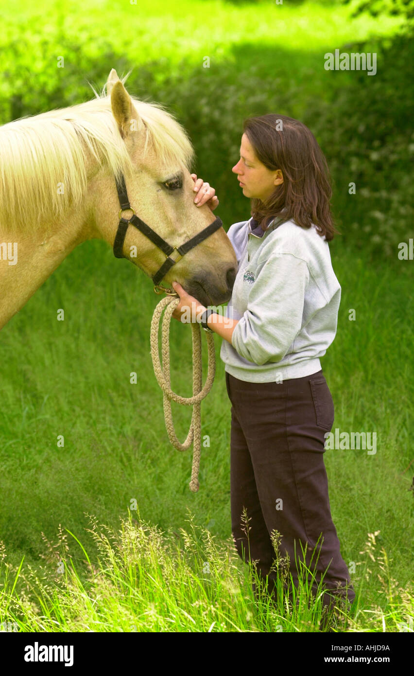 RE HORSE WHISPERER NICOLE GOLDING WHO USED HER TECHNIQUES TO HELP THE