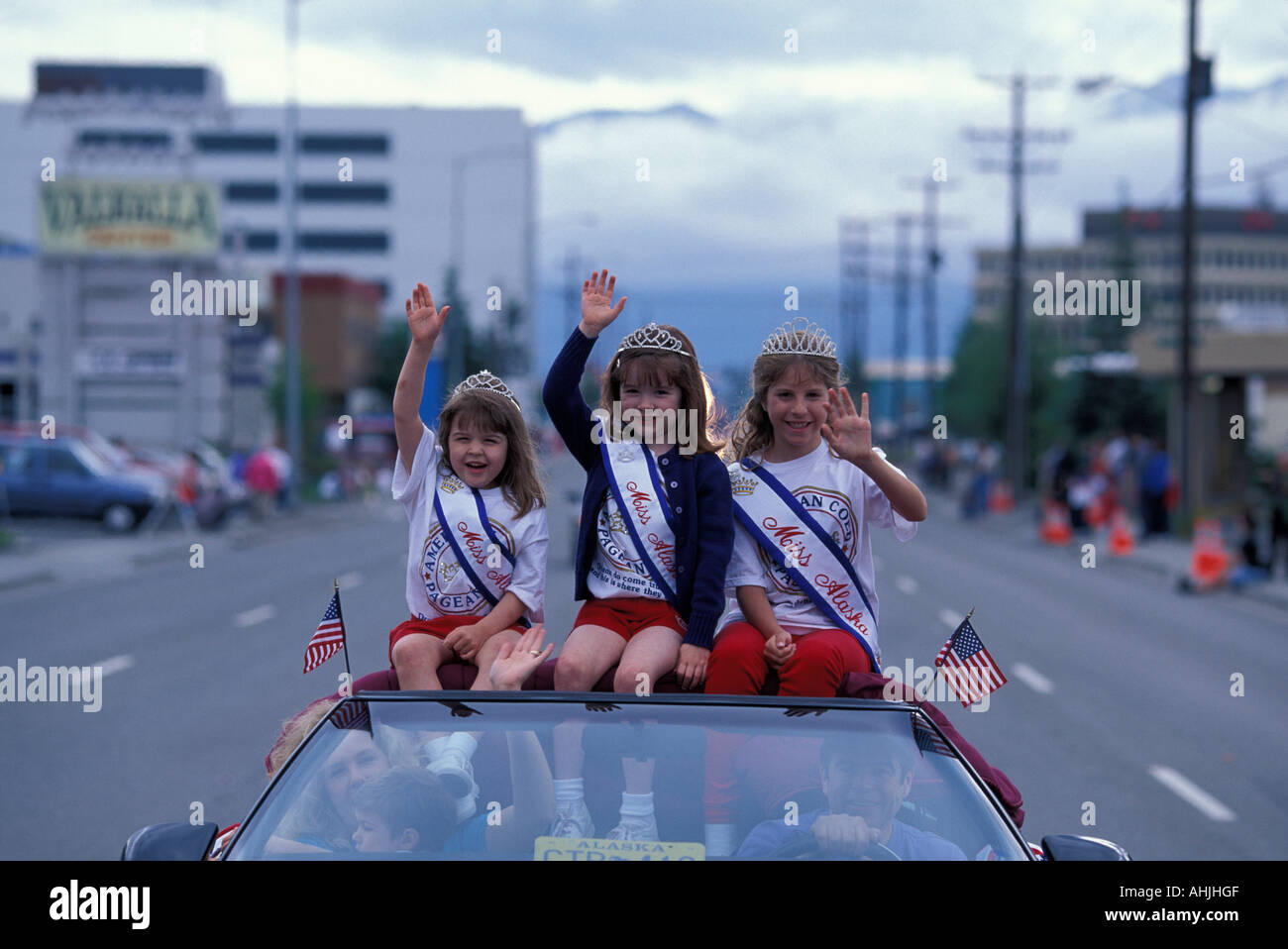 USA Alaska Anchorage Young beauty queens wave from convertible during July 4th parade through downtown Stock Photo
