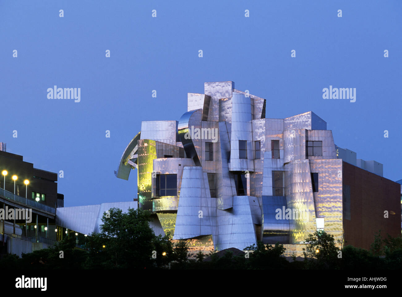 STAINLESSSTEEL CLAD FREDERICK R. WEISMAN ART MUSEUM IN MINNEAPOLIS