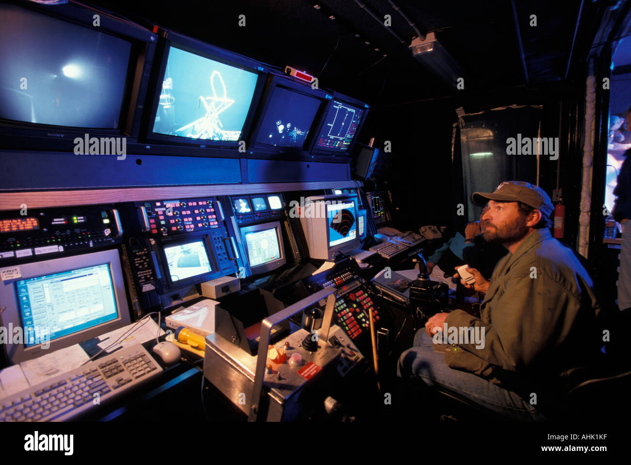 USA Crew operates remote sub 8000 deep from R V Thomas G Thompson in North Pacific Ocean off Washington coast Stock Photo