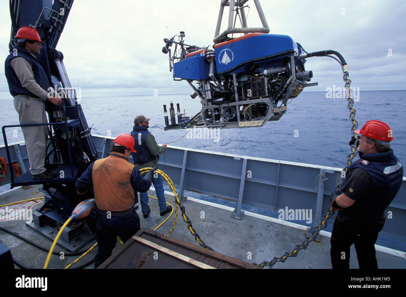 USA Crew launches remote sub from deck of R V Thomas G Thompson in North Pacific Ocean off Washington coast Stock Photo