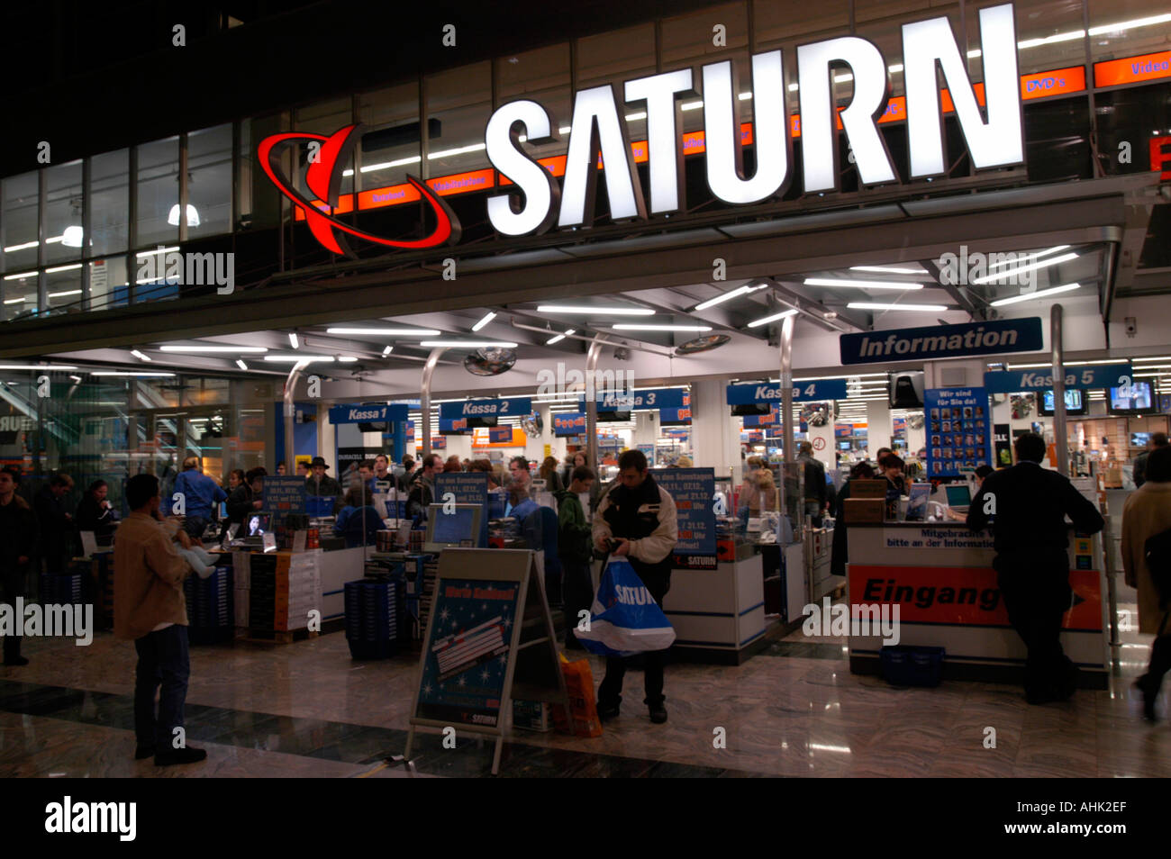 Saturn store hires stock photography and images Alamy