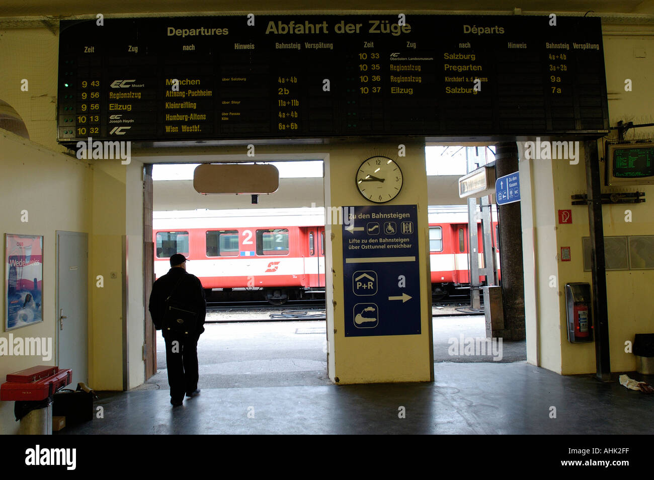 railway station Linz Stock Photo - Alamy