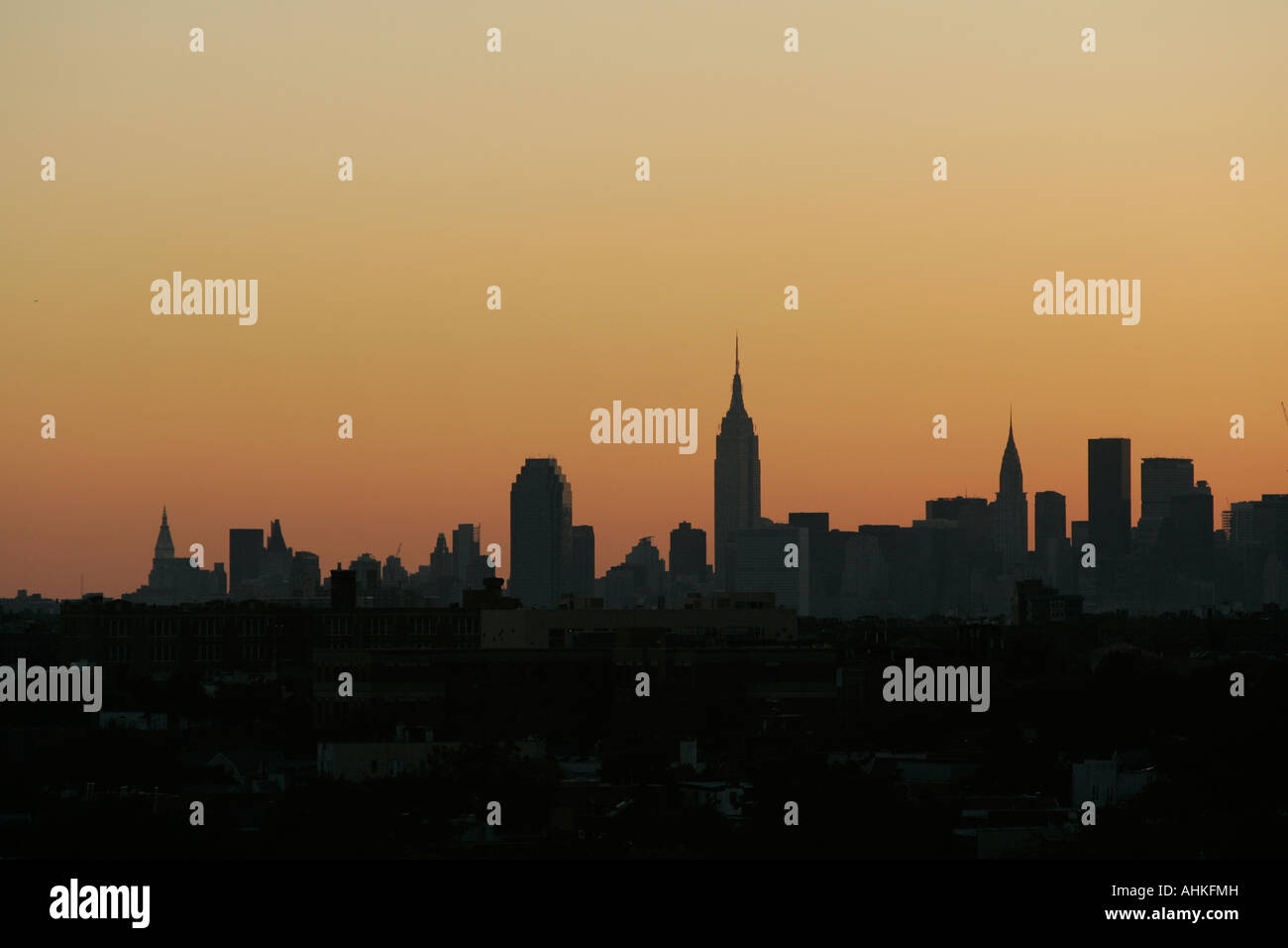 Silhouette of New York skyline at sunset time Stock Photo - Alamy