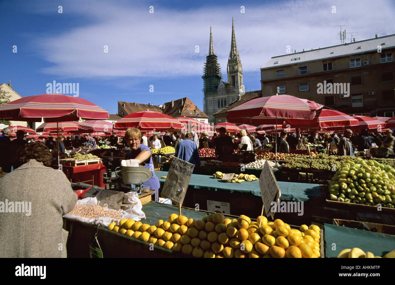 Hrv Kroatien Zagreb Farbenfrohe Pracht Markt In Zagreb Croatia Colorful Splendor Market In Zagreb Stock Photo Alamy