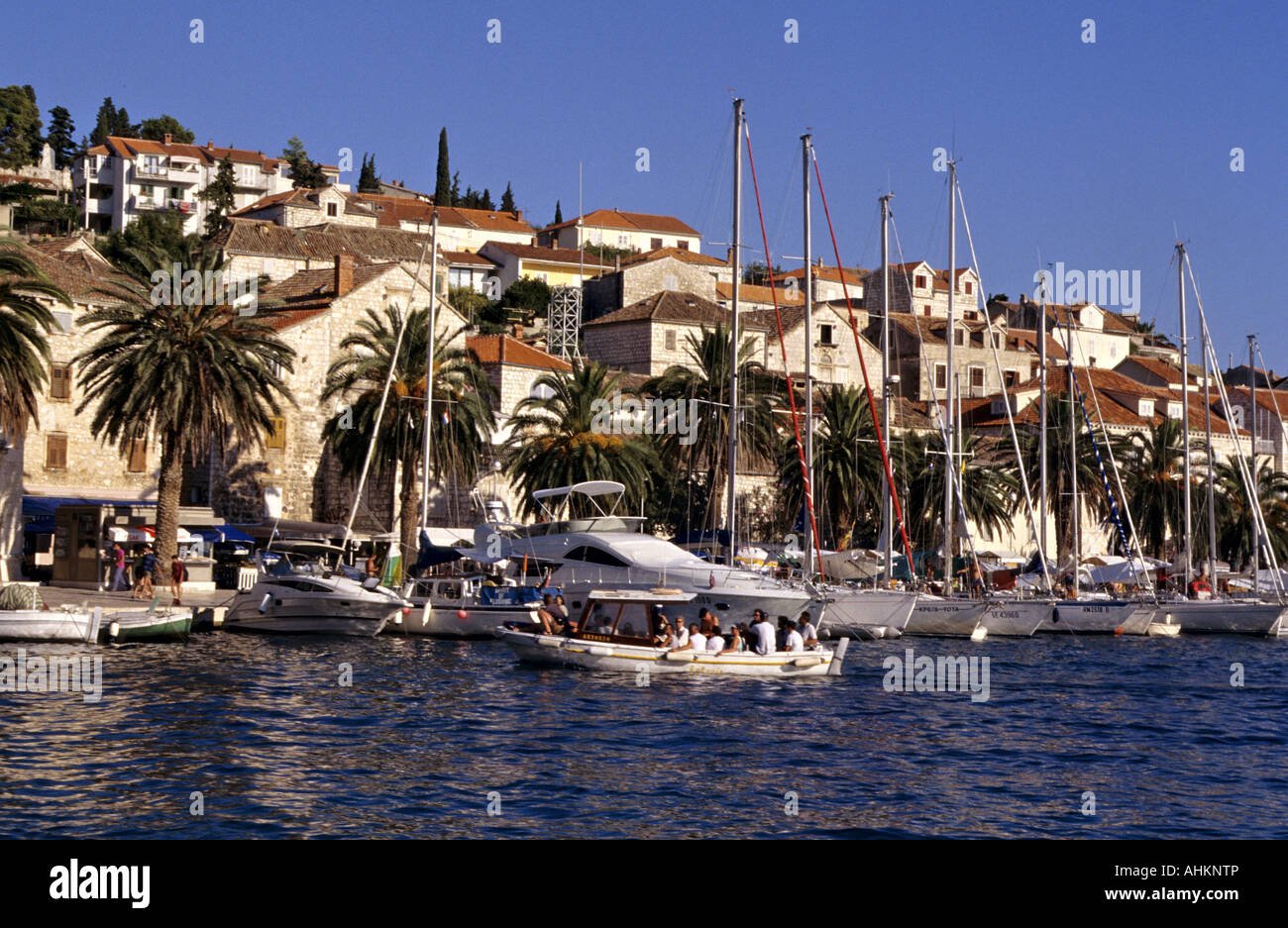 HRV Kroatien Hvar Hvar Anleger direkt vor der Altstadt Croatia Hvar Pier directly in front of the Old Town Stock Photo