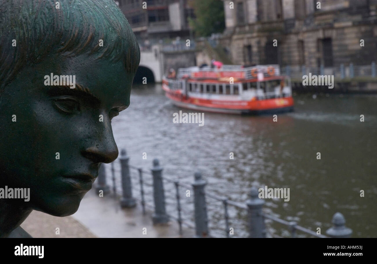 escultura en la orilla de un canal del rio spree,mitte, berlin,alemania,germany Stock Photo