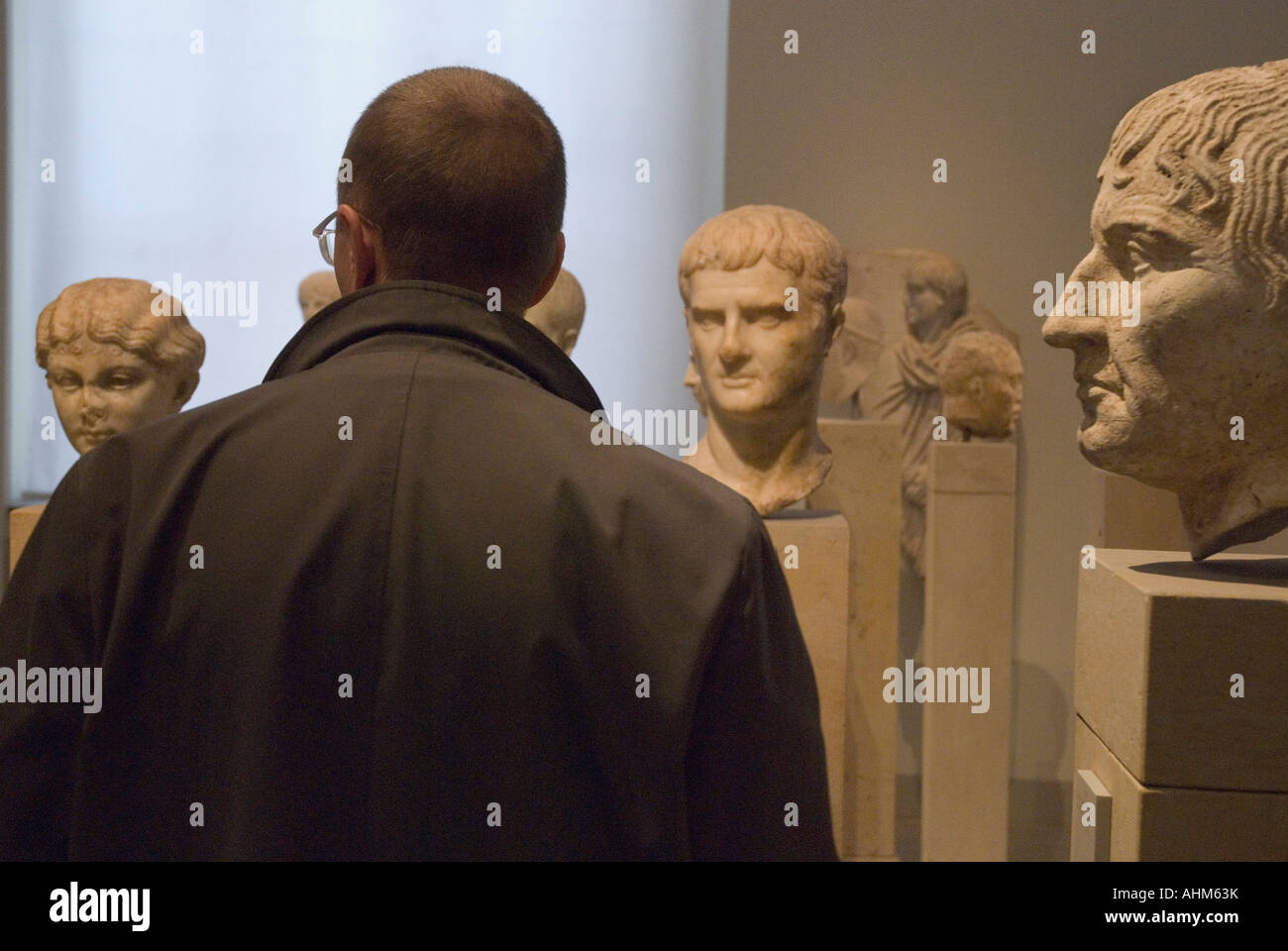 turista en el museo pergamo y bustos romanos,berlin,alemania,germany Stock Photo