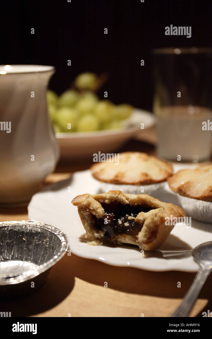 Half eaten mince pie hi-res stock photography and images - Alamy