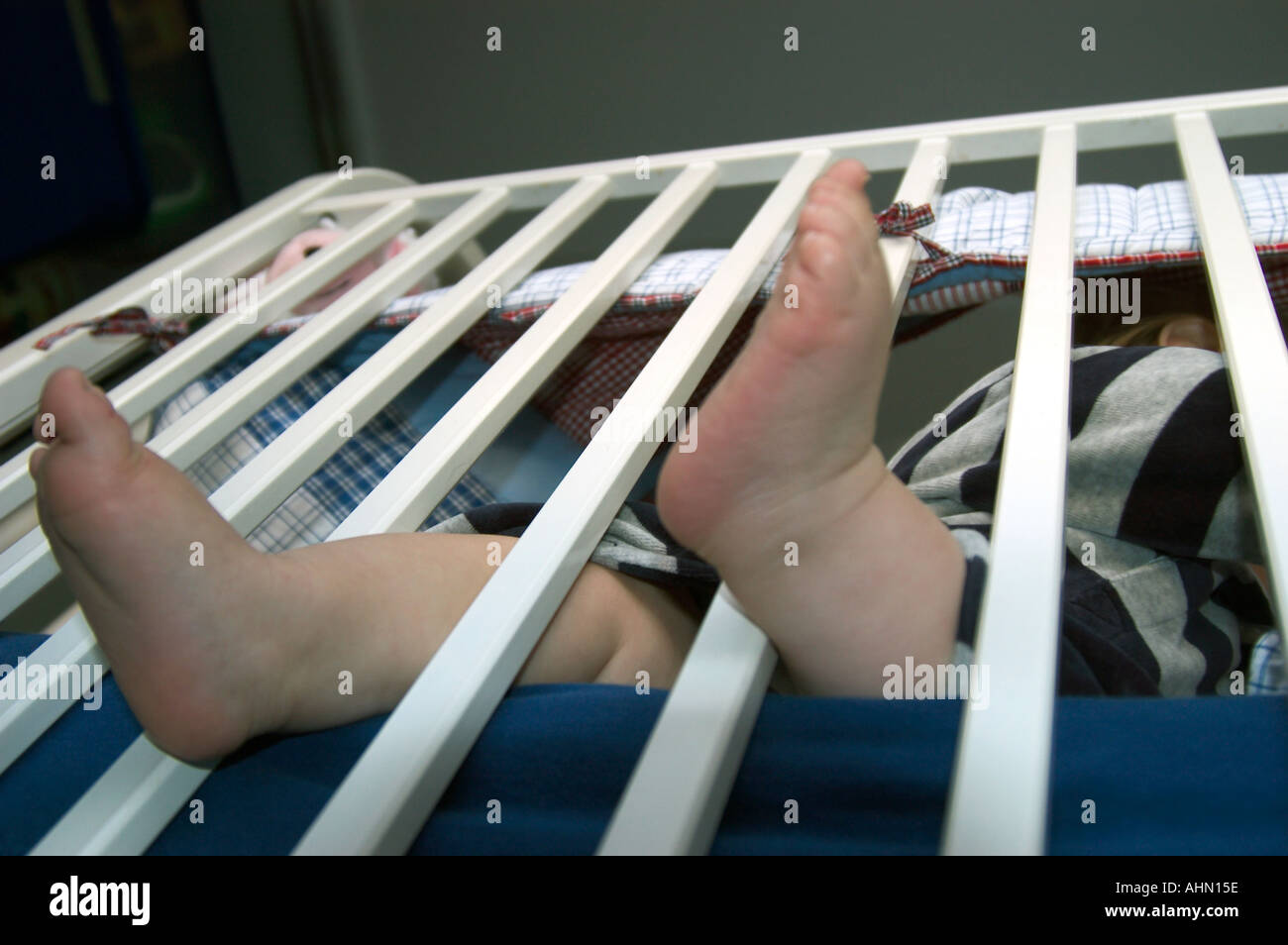 baby feet in crib Stock Photo Alamy