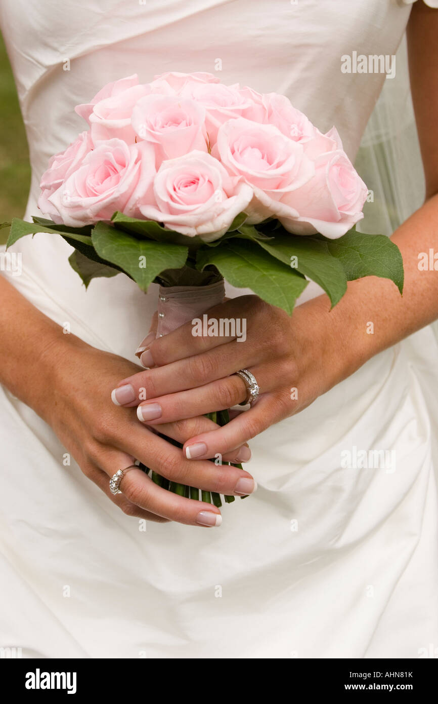 weddings bride holding bouquet of pink roses Stock Photo - Alamy