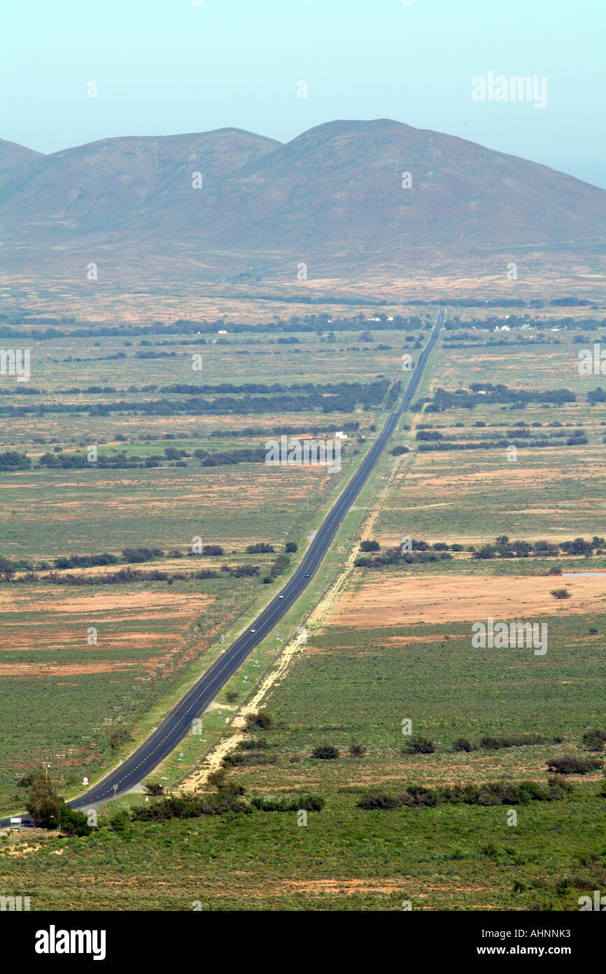 The R27 highway bordering the western and northern cape region South ...