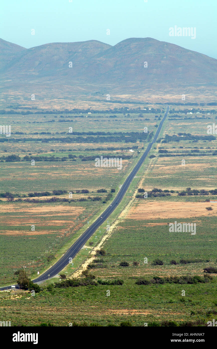 The R27 highway bordering the western and northern cape region South ...
