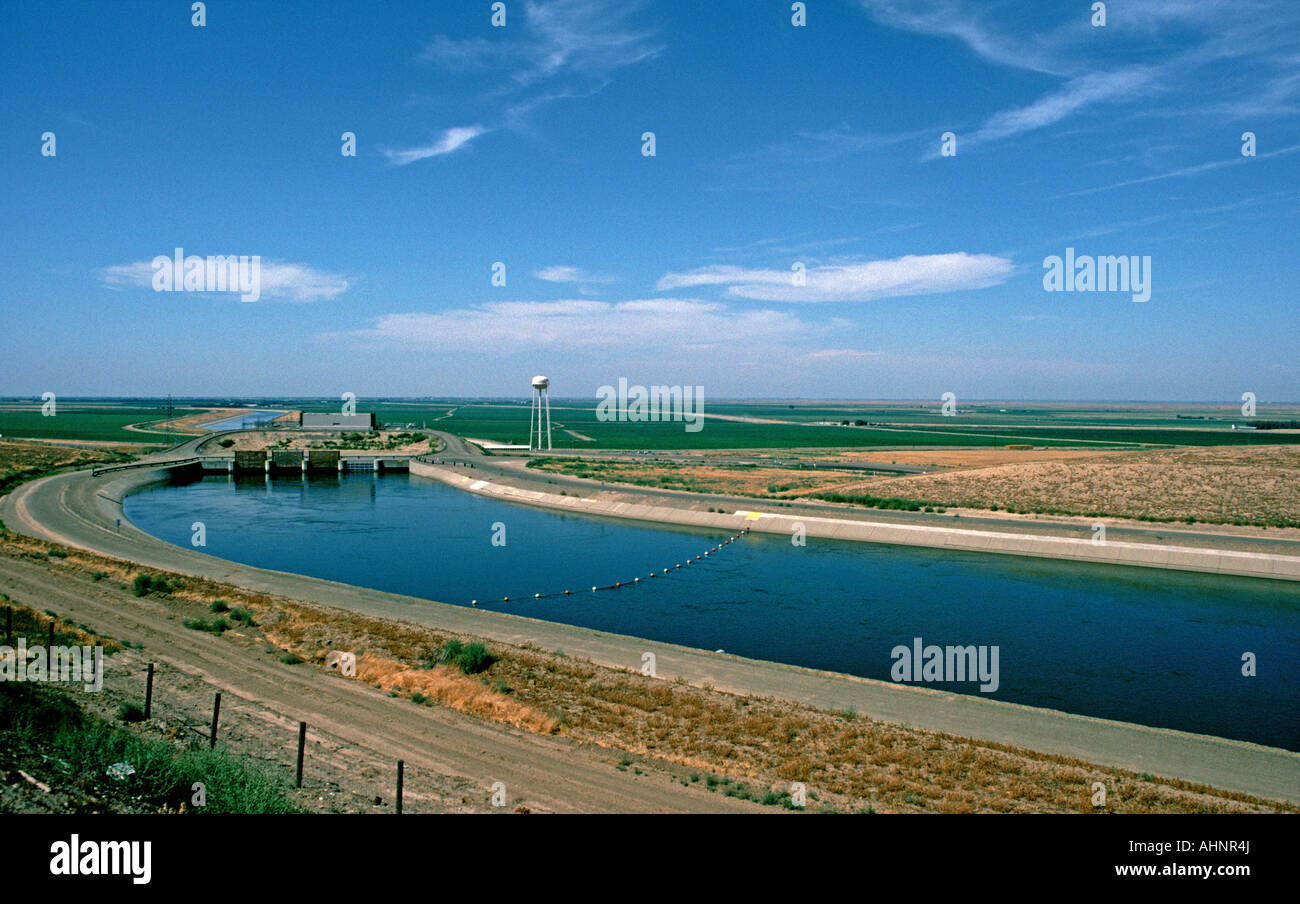 California Aqueduct Dos Amigos pumping plant San Luis Canal in California Stock Photo