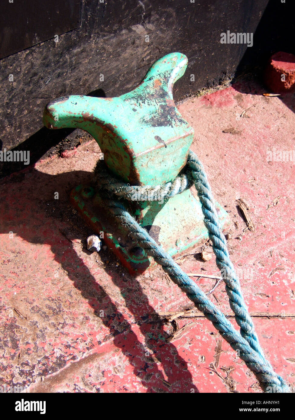rope secured on bollard Stock Photo - Alamy