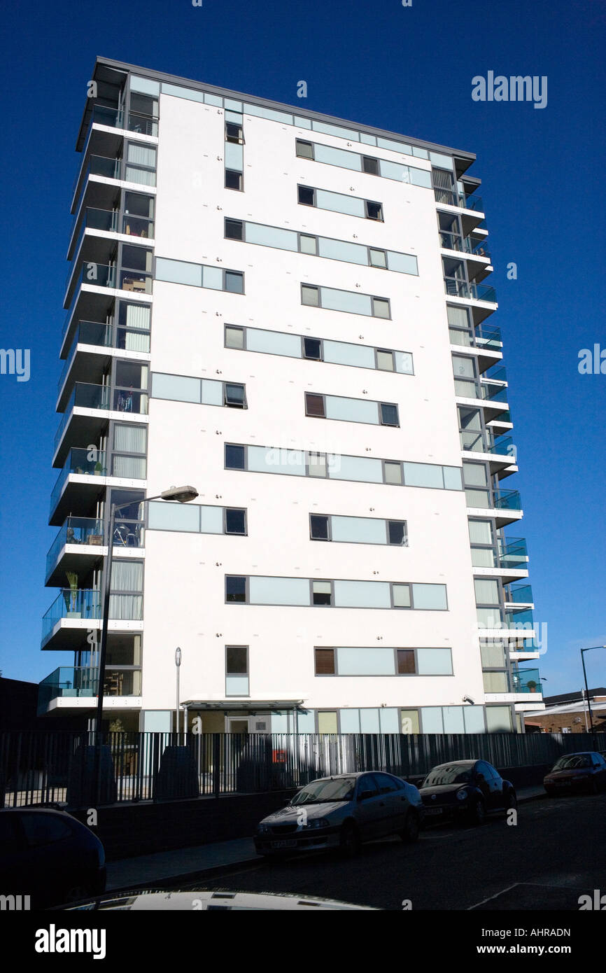 Modern social housing london hi-res stock photography and images - Alamy