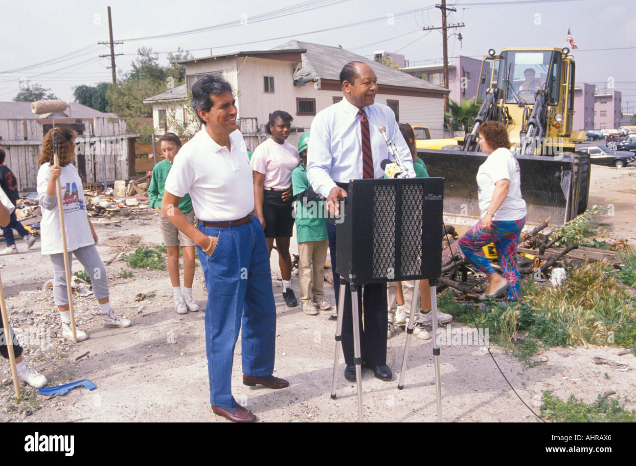 Mayor Tom Bradley overseeing urban cleanup efforts on Earth Day Stock Photo