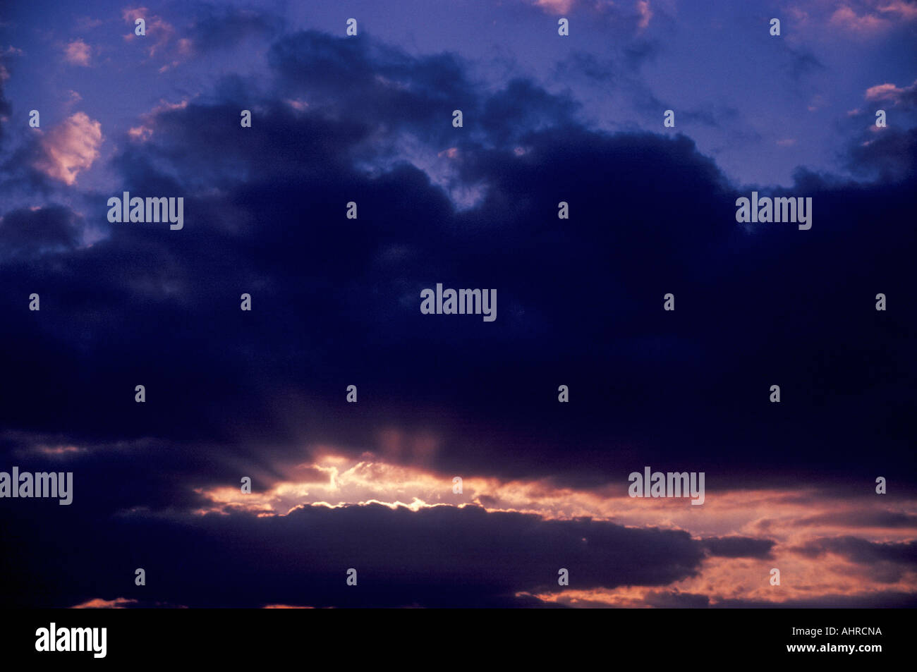 Clouds of new york hi-res stock photography and images - Alamy