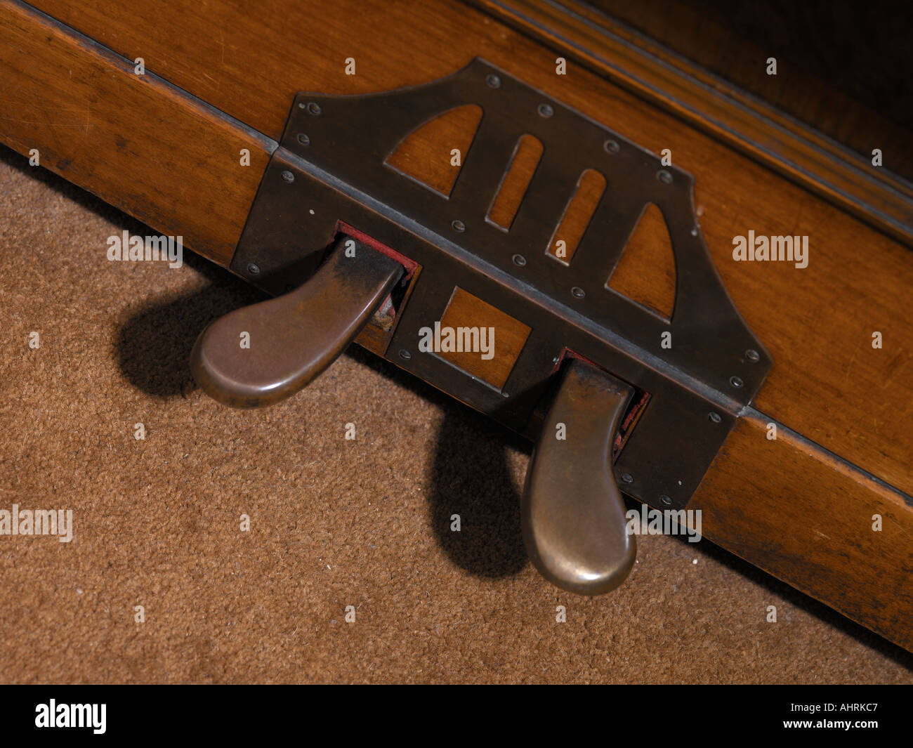 Piano foot pedals hires stock photography and images Alamy