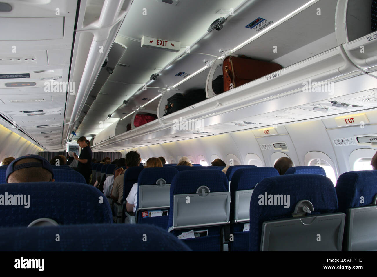 Airplane passengers getting off hi-res stock photography and images - Alamy