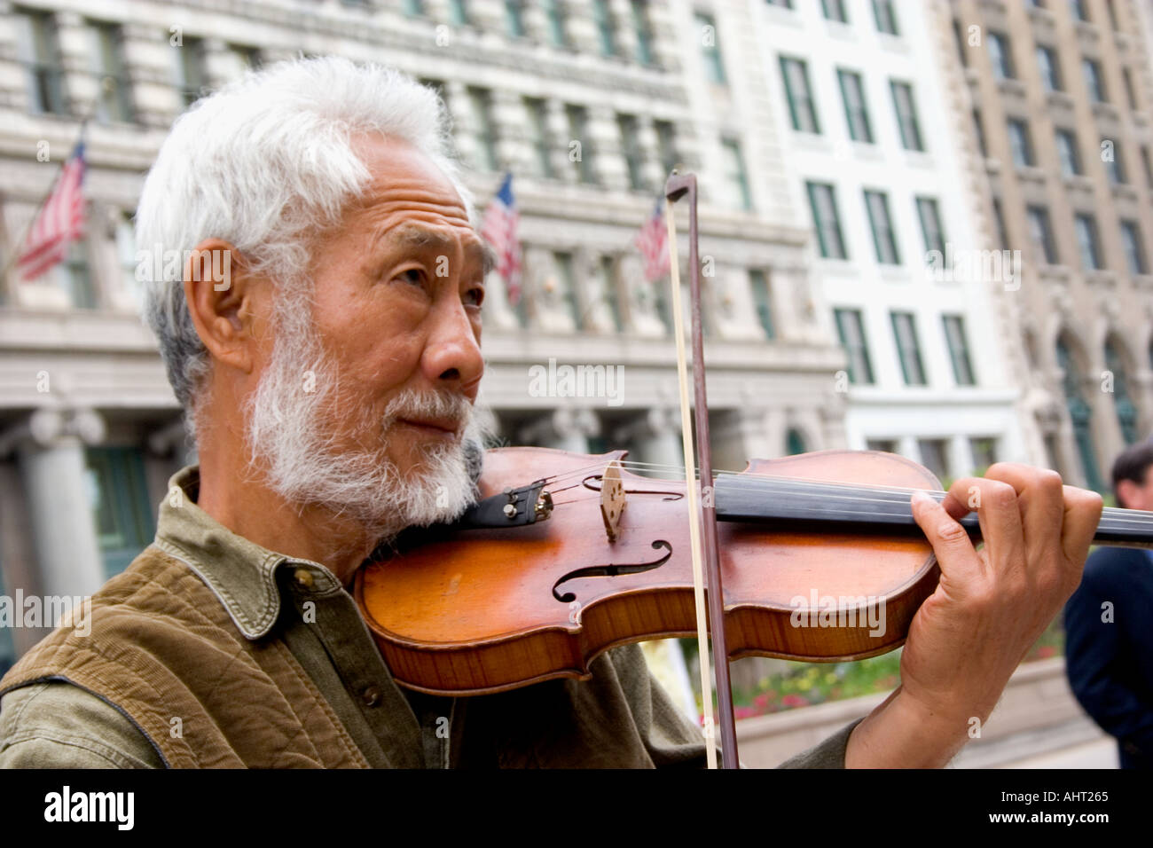 Street violin musician on Michigan Avenue in front of the Art Institute. Chicago Illinois IL USA Stock Photo
