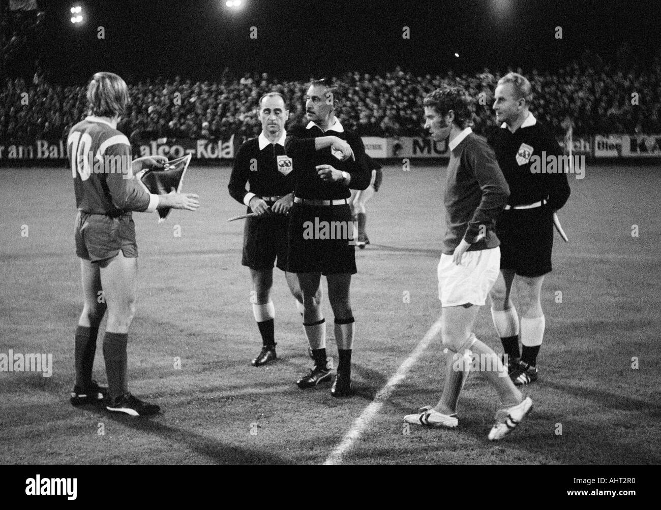 football, European Cup, eighth final, 1970/1971, Borussia Moenchengladbach versus FC Everton 1:1, Boekelberg Stadium in Moenchengladbach, toss-up and welcome, referee Kruaschwili (3.f.l.) from the USSR and assistants, team captains Guenter Netzer (MG) lef Stock Photo