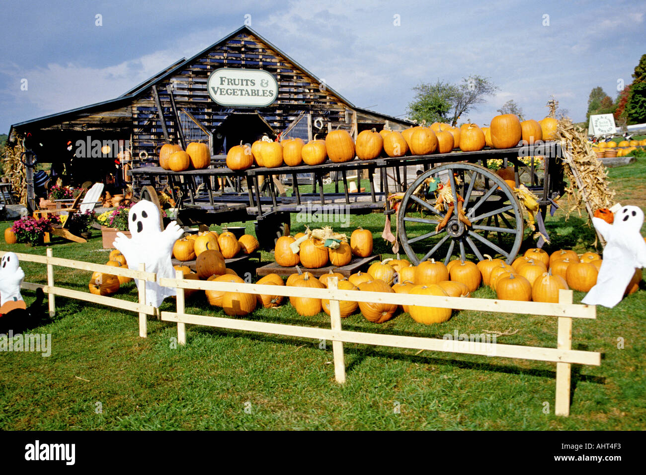 Vegetable and fruit stand at Halloween time in Vermont Stock Photo