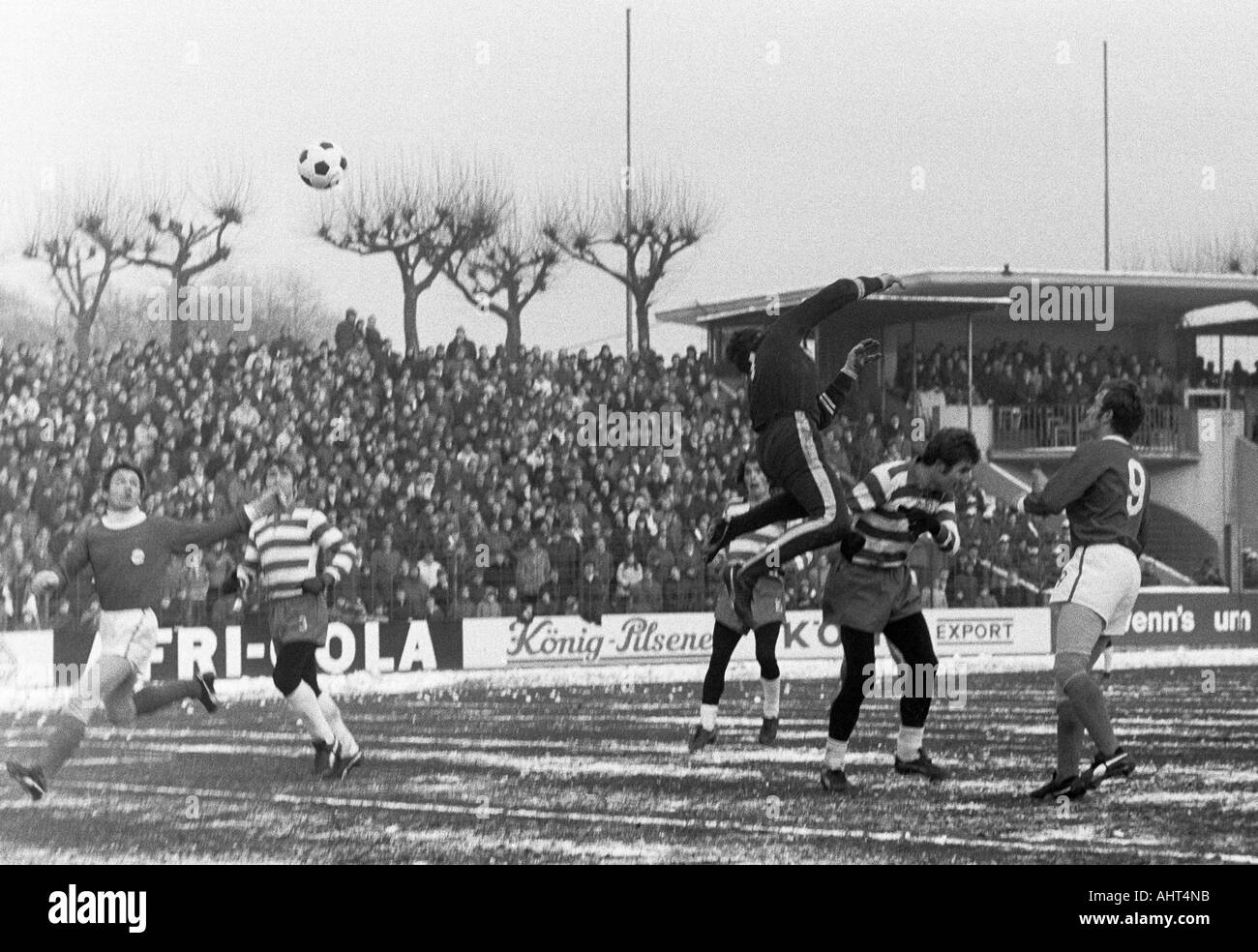 football, Bundesliga, 1970/1971, Wedau Stadium in Duisburg, MSV Duisburg versus Kickers Offenbach 2:2, game on snow ground, scene of the match, f.l.t.r. Roland Weida (OFC), Michael Bella, Johannes Linssen, keeper Volker Danner, Detlef Pirsig (all MSV), He Stock Photo