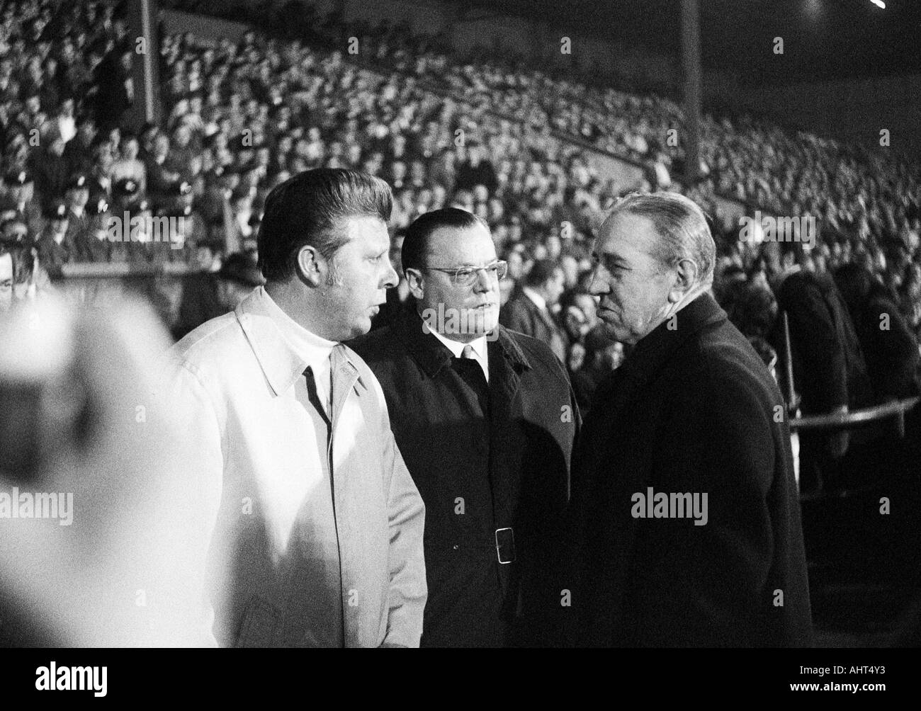 football, DFB Cup, quarter final, 1970/1971, Stadium Glueckaufkampfbahn in Gelsenkirchen, Schalke 04 versus Rot-Weiss Oberhausen 1:0, Oberhausens trainer Guenter Brocker (left) and president Peter Maassen (middle) discussing with Ernst Kuzorra (right), Ku Stock Photo