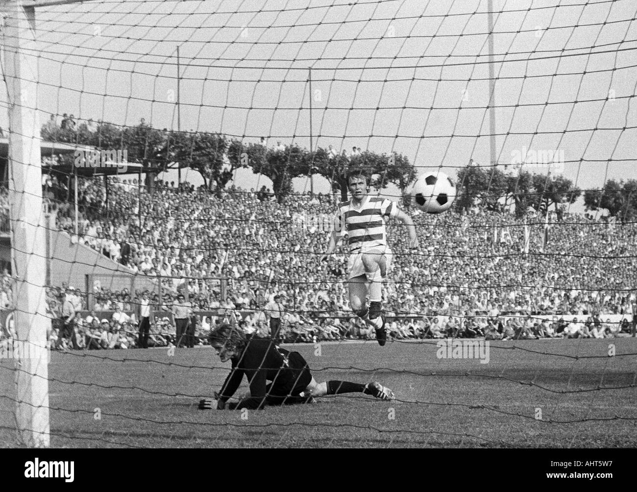 football, Bundesliga, 1970/1971, Wedau Stadium in Duisburg, MSV Duisburg versus FC Bayern Munich 2:0, scene of the match, 2:0 goal to Duisburg by goal scorer Rainer Budde (MSV) middle, keeper Sepp Maier (FCB) is chanceless, by this loss on the last matchd Stock Photo