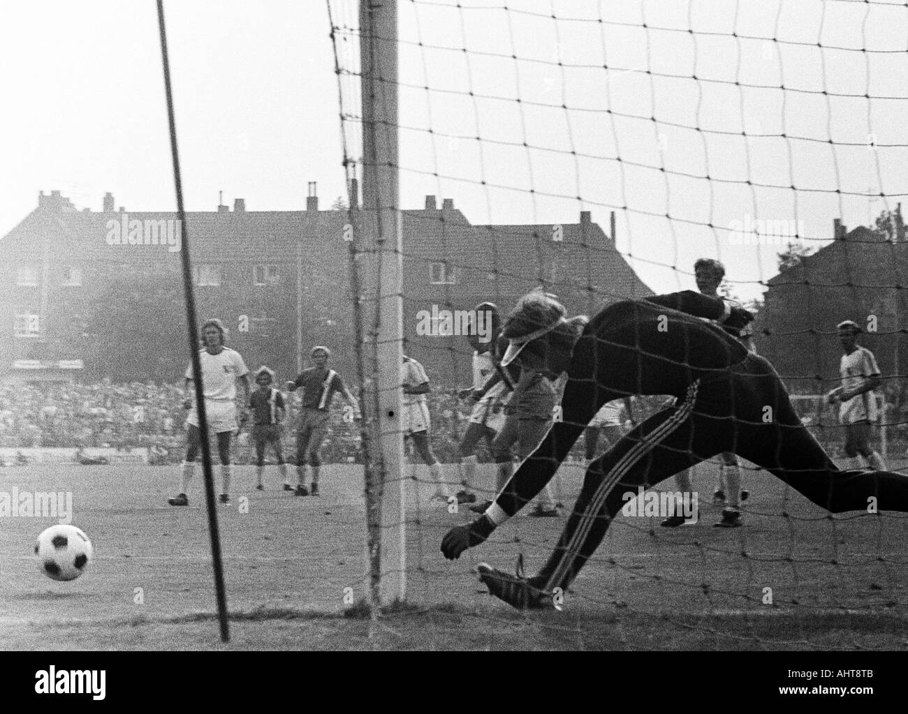 football, Bundesliga, 1971/1972, VfL Bochum versus Arminia Bielefeld 2:1, Stadium at the Castroper Strasse in Bochum, scene of the match, there is no need to act for keeper Hans Juergen Bradler (Bochum) Stock Photo