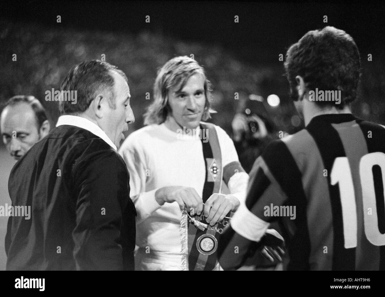 football, European Cup, 1971/1972, eighth final, first leg, Borussia Moenchengladbach versus Inter Mailand 7:1, Boekelberg Stadium in Moenchengladbach, toss-up and welcome, team captains Guenter Netzer (MG, middle) and Sandro Mazzola (Milan, 10), left ref Stock Photo