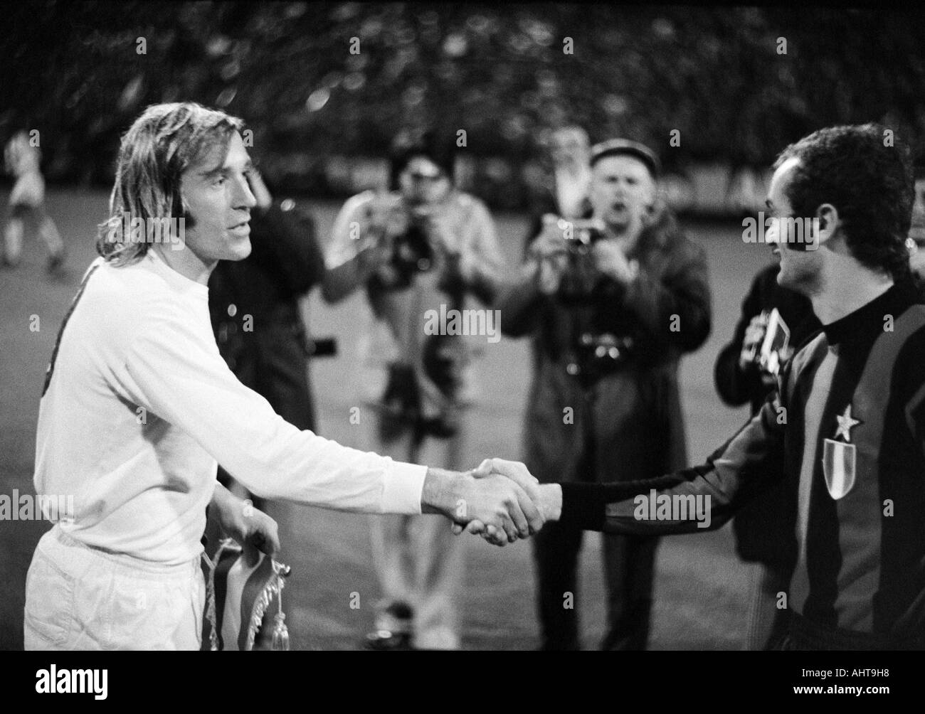 football, European Cup, 1971/1972, eighth final, first leg, Borussia Moenchengladbach versus Inter Mailand 7:1, Boekelberg Stadium in Moenchengladbach, toss-up and welcome, team captains Guenter Netzer (MG, left) and Sandro Mazzola (Milan, right), due to Stock Photo