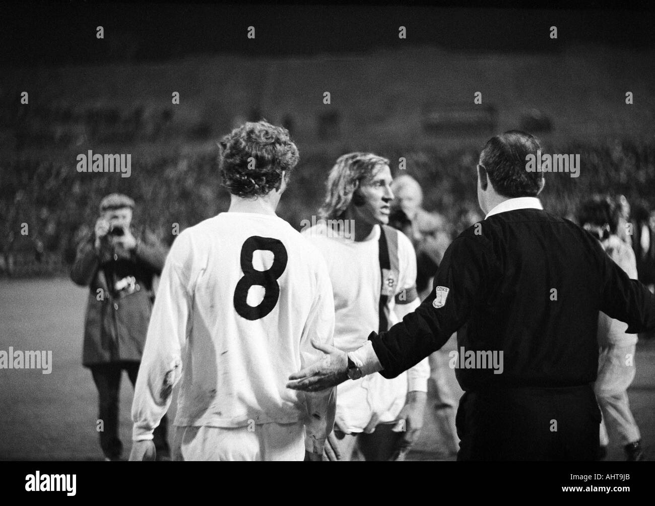 football, European Cup, 1971/1972, eighth final, first leg, Borussia Moenchengladbach versus Inter Mailand 7:1, Boekelberg Stadium in Moenchengladbach, scene of the match, time-out after the throw of a Coke can, discussions, f.l.t.r. Herbert Wimmer (MG, 8 Stock Photo