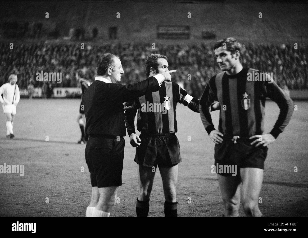 football, European Cup, 1971/1972, eighth final, first leg, Borussia Moenchengladbach versus Inter Mailand 7:1, Boekelberg Stadium in Moenchengladbach, time-out after the throw of a Coke can, discussion, f.l.t.r. referee Doorpmans from the Netherlands, Sa Stock Photo