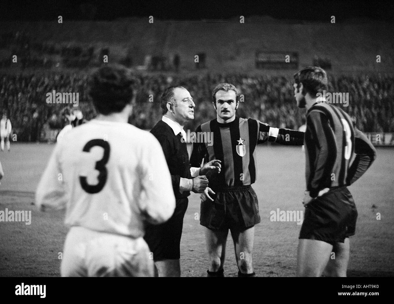 football, European Cup, 1971/1972, eighth final, first leg, Borussia Moenchengladbach vs Inter Mailand 7:1, Boekelberg Stadium Moenchengladbach, time-out after the throw of a Coke can, discussion, f.l. Ludwig Mueller (MG, 3), referee Doorpmans, Netherland Stock Photo