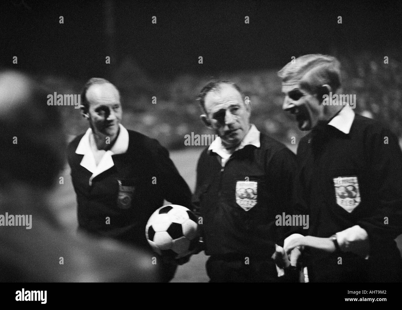 football, European Cup, 1971/1972, eighth final, first leg, Borussia Moenchengladbach versus Inter Mailand 7:1, Boekelberg Stadium in Moenchengladbach, the match officials with referee Doorpmans from the Netherlands (middle) go for halftime and discuss th Stock Photo