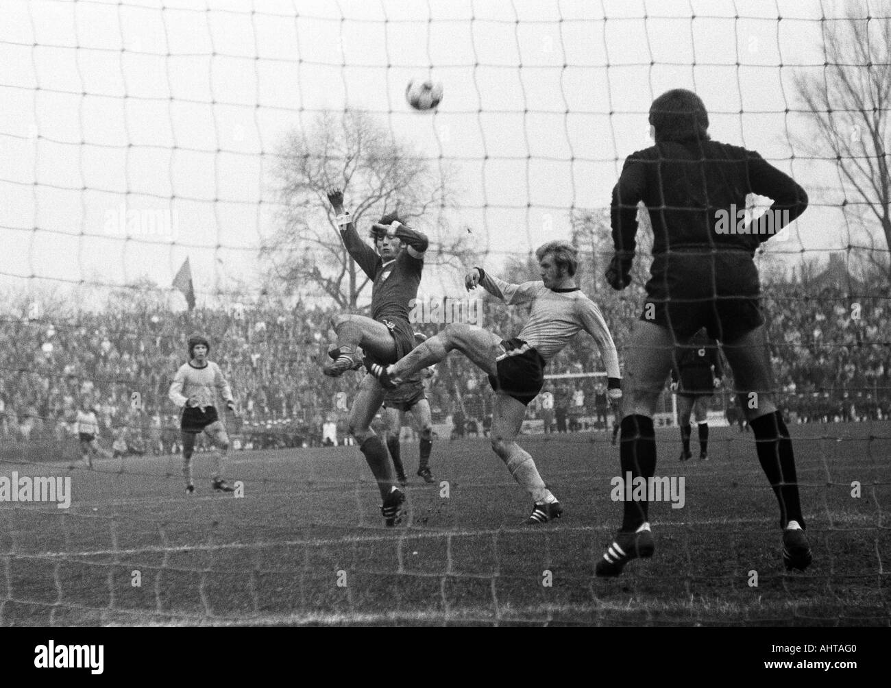 football, Bundesliga, 1971/1972, VfL Bochum versus Borussia Dortmund 4:2, Stadium at the Castroper Strasse in Bochum, scene of the match, f.l.t.r. Theodor Rielaender (BVB), Hans Walitza (Bochum), Reinhold Mathes (BVB), keeper Juergen Rynio (BVB) Stock Photo