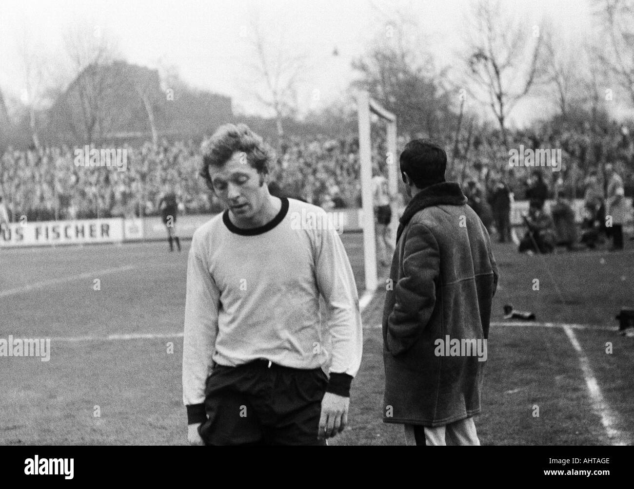 football, Bundesliga, 1971/1972, VfL Bochum versus Borussia Dortmund 4:2, Stadium at the Castroper Strasse in Bochum, football player was sent off, sending-off to Siegfried Koestler (BVB) Stock Photo