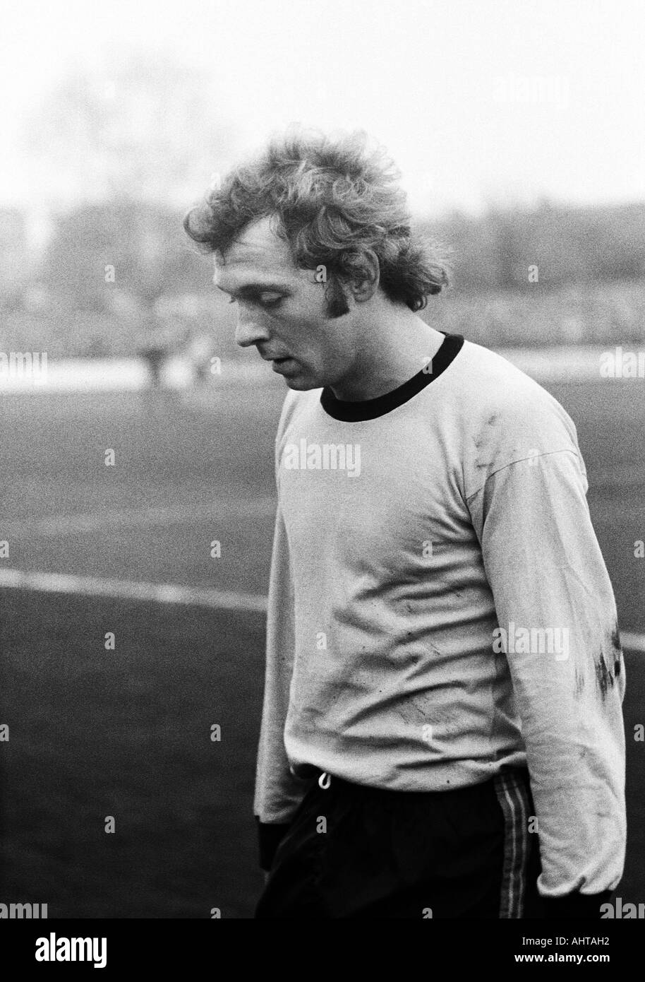 football, Bundesliga, 1971/1972, VfL Bochum versus Borussia Dortmund 4:2, Stadium at the Castroper Strasse in Bochum, football player was sent off, sending-off to Siegfried Koestler (BVB) Stock Photo