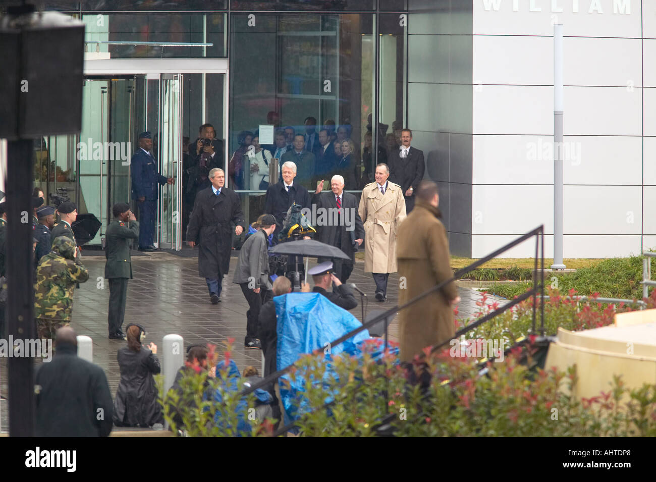 Former U S President Bill Clinton emerges from the library with President George W Bush former presidents Jimmy Carter and Stock Photo