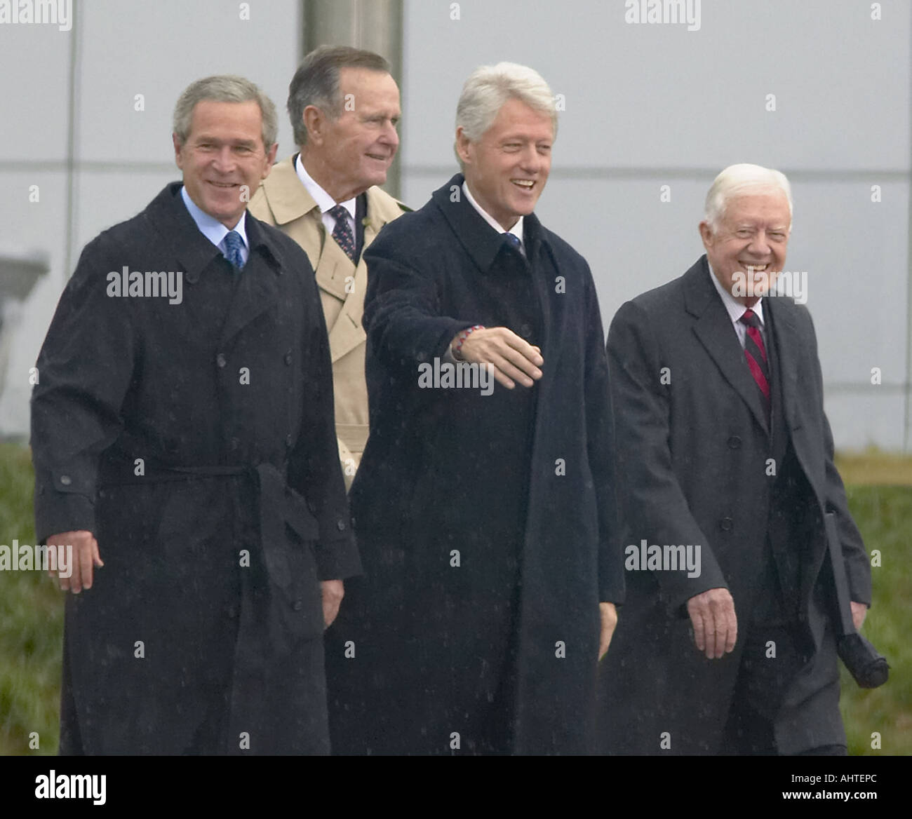 Former U S President Bill Clinton waves from the stage accompanied by President George W Bush former presidents Jimmy Carter Stock Photo