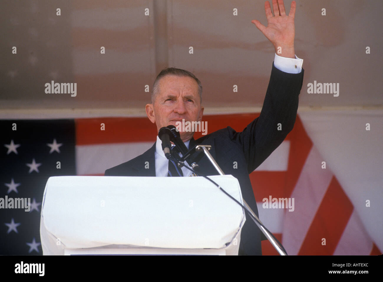Millionaire businessman and Presidential candidate Ross Perot speaks at ...