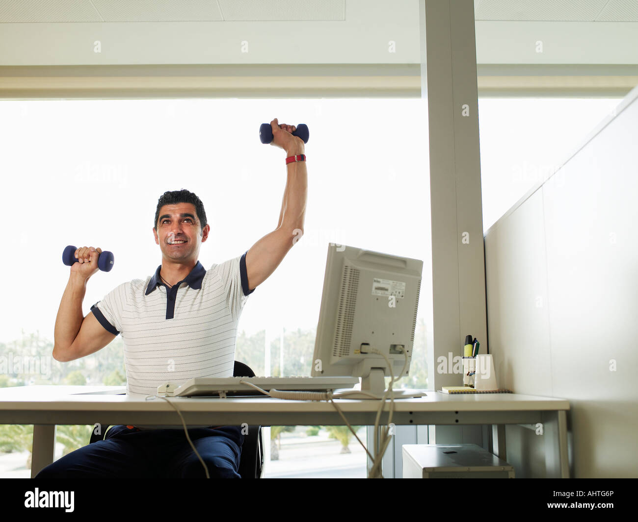 работники тяжелого физического труда. физическая работа фото. умственная и физическая нагрузка. тяжелый физический труд. зарядка в офисе.