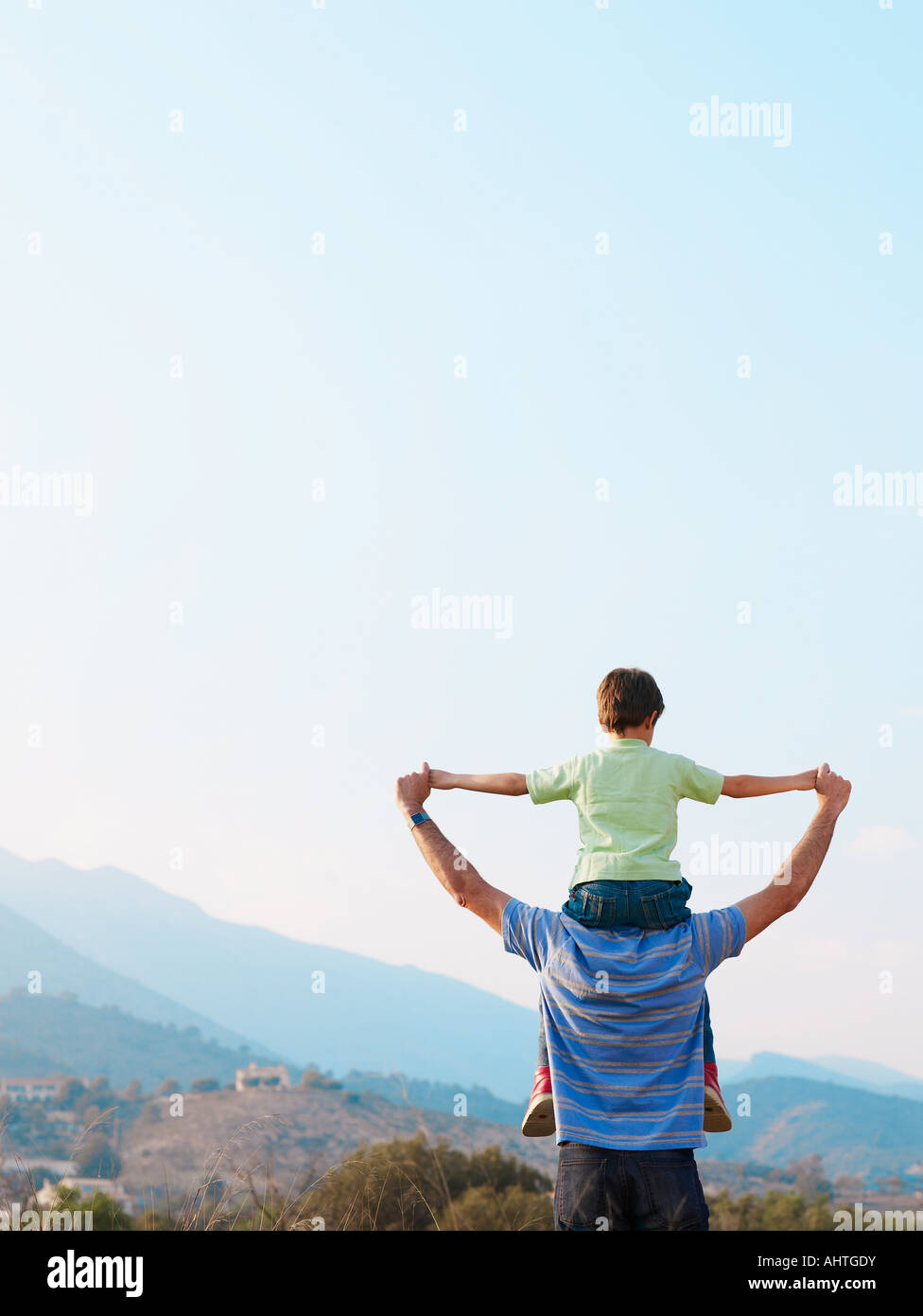 девушка сидит на шее у парня. девушка сидит на мужчине плечах. ехала на плечах. человек верхом. ехала на плечах.