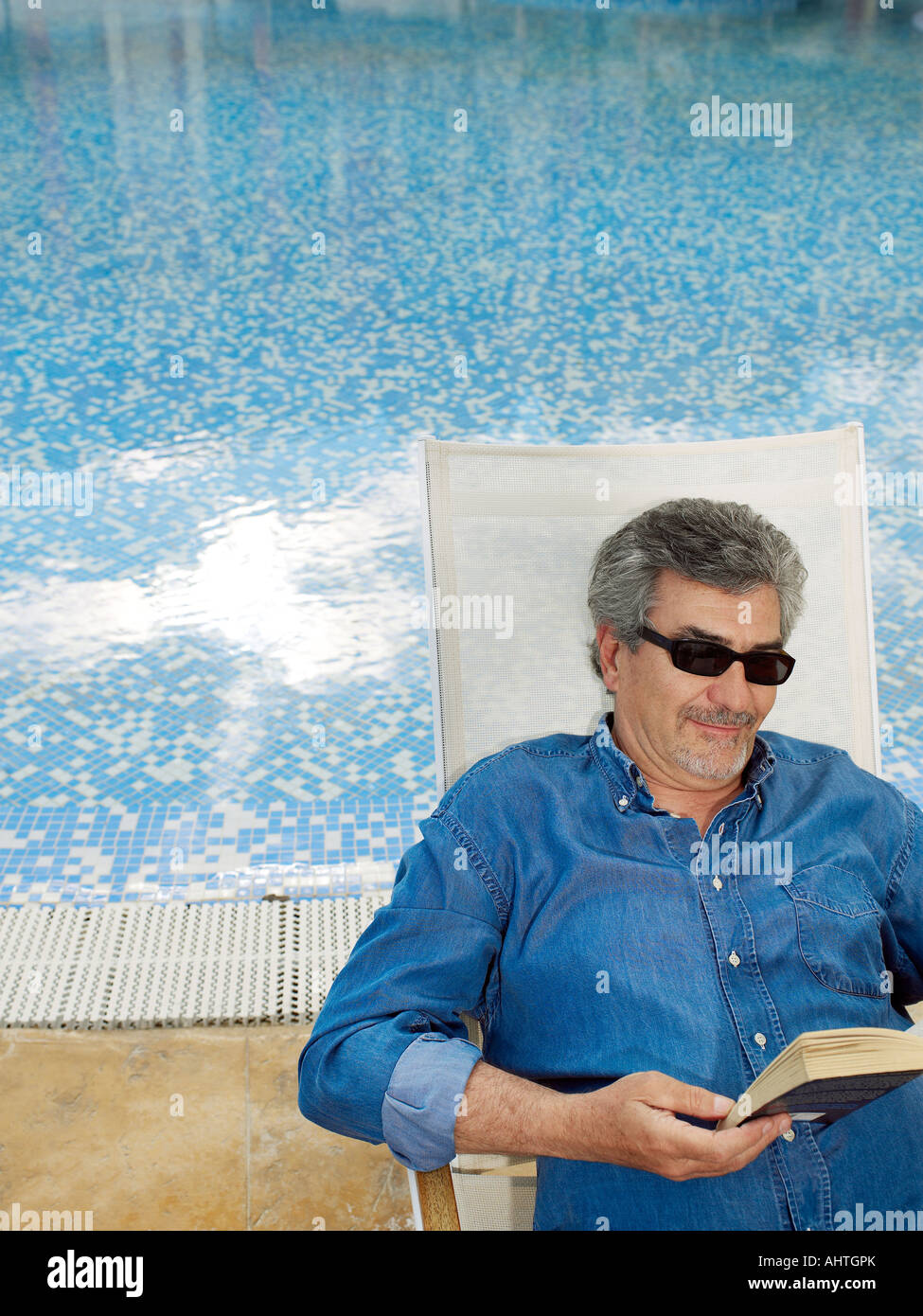 Senior man wearing sunglasses hi-res stock photography and images - Alamy